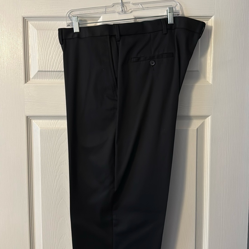 Haggar Men’s Black Khakis 42x32 - Gently Worn/Smoke & Pet Free